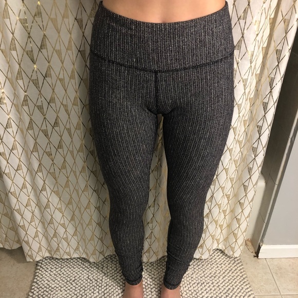 Size 6 black and white lululemon leggings - Picture 2 of 3